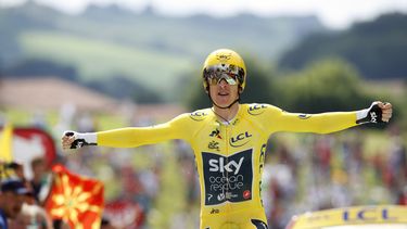 ARCHIVO - El británico Geraint Thomas, con la casaca amarilla de líder general, al cruzar la meta de la 20ma etapa del Tour de Francia, el 28 de julio de 2018. (AP Foto/Christophe Ena)