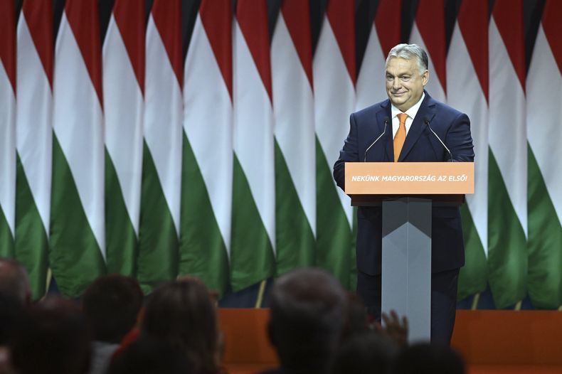 El primer ministro húngaro, Viktor Orbán, pronuncia su discurso tras ser reelegido presidente del partido en el congreso de elección de cargos del partido gobernante húngaro Fidesz el sábado 18 de noviembre de 2023, en Budapest, Hungría. (Szilard Koszticsak/MTI via AP)