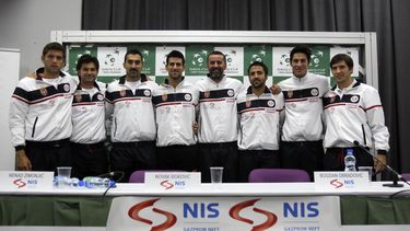 americateve | Los integrantes del equipo de Serbia de la Copa Davis, de izquierda a derecha, Filip Krajinovic, Boris Pasanski, Nenad Zimonjic, Novak Djokovic, el capit&aacute;n Bogdan Obradovic, Janko Tipsarevic, Ilija Bozoljac y Dusan Lajovic posan durante una confere
