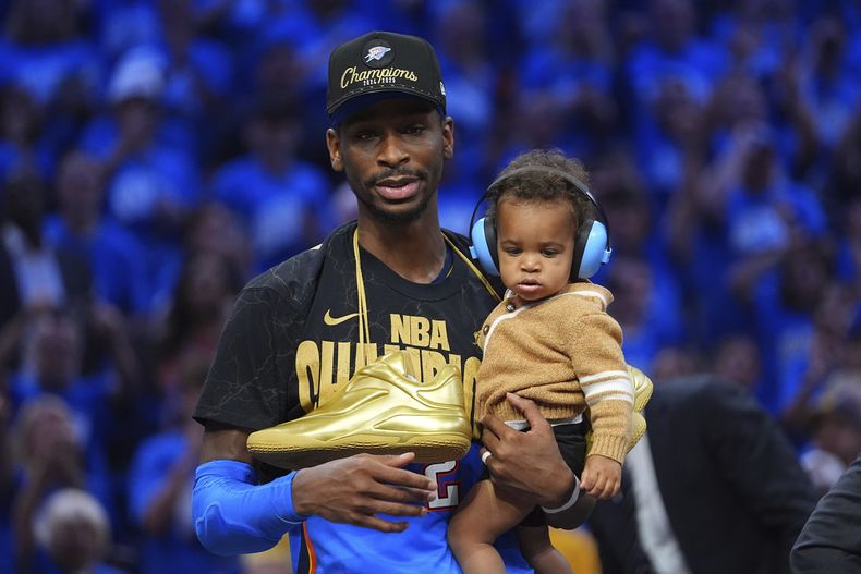 Shai Gilgeous-Alexander, del Thunder de Oklahoma City, celebra después de ganar el título de la NBA con la victoria en el séptimo y decisivo partido ante los Pacers de Indiana, el domingo 22 de junio de 2025, en Oklahoma City. (AP Foto/Julio Cortez)