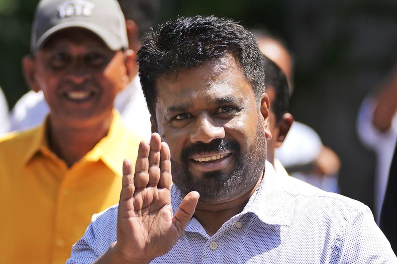 El líder y candidato presidencial de Poder Popular Nacional, Anura Kumara Dissanayake, llega a un centro de votación para votar en Colombo, Sri Lanka, el sábado 21 de septiembre de 2024. (AP Foto/Eranga Jayawardena)