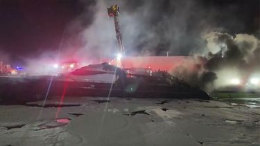 Bomberos tratan de sofocar un incendio en yates de lujo en Miami, la madrugada del viernes 7 de marzo de 2025. (WSVN-TV vía AP)