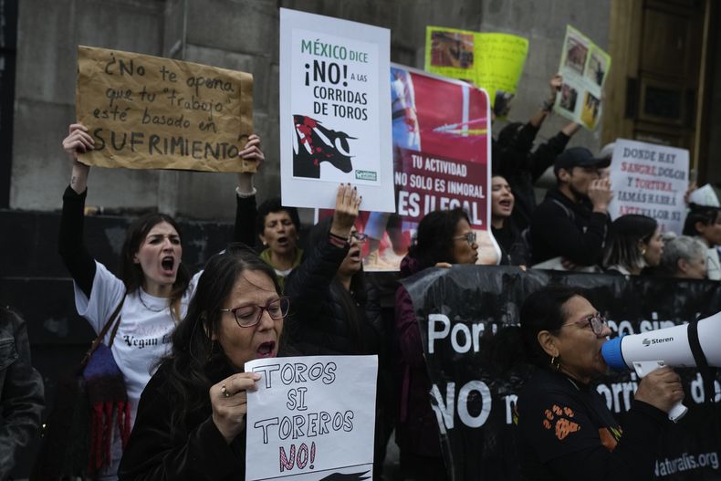 Activistas de los derechos de los animales reunidos a las afueras de la Suprema Corte, en Ciudad de México, el miércoles 6 de diciembre de 2023. La Suprema Corte de México tenía previsto decidir si reactivaba las corridas en la capital, un año después de que quedaran prohibidas. (AP Foto/Fernando Llano)