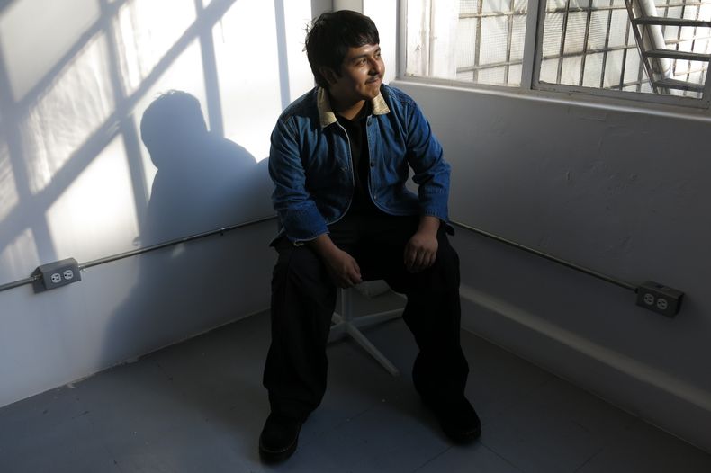 El cantautor mexicano Macario Martínez posa para una foto durante una entrevista para promocionar su álbum Si mañana ya no estoy en la Ciudad de México, el martes 28 de octubre de 2025. (Foto AP/Berenice Bautista)