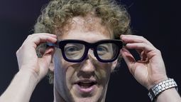 Mark Zuckerberg usa un par de gafas Orion AR durante la conferencia Meta Connect, el 25 de septiembre de 2024, en Menlo Park, California (AP Foto/Godofredo A. Vásquez)