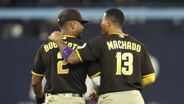 El dominicano Manny Machado y Xander Bogaerts, de los Padres de San Diego, avanzan para colocarse en sus posiciones en el juego del miércoles 19 de julio de 2023, ante los Azulejos de Toronto (Chris Young/The Canadian Press via AP)
