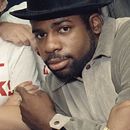 ARCHIVO- Jason Mizell conocido como Jam-Master Jay de Run-D.M.C. en el Madison Square Garden de Nueva York el 7 de octubre de 1986. Más de 20 años después de que la estrella de Run-DMC, Jam Master Jay, fuera descaradamente asesinado a tiros en su estudio de grabación, un jurado declaró culpables a dos hombres por su asesinato el martes, poniendo fin a uno de los crímenes más esquivos del mundo del hip-hop. (Foto AP/G. Paul Burnett, archivo)