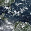 Esta imagen satelital, proporcionada por la Oficina Nacional de Administración Oceánica y Atmosférica de Estados Unidos el miércoles 6 de septiembre de 2023, muestra al huracán Lee (derecha), en el Océano Atlántico. (NOAA vía AP)