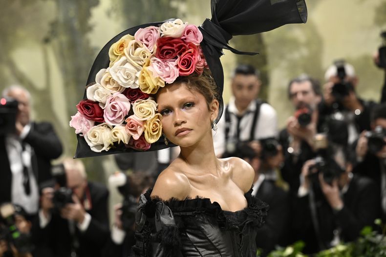 Zendaya llega a la gala benéfica del Instituto del Vestido del Museo Metropolitano de Arte para celebrar la inauguración de la exposición Sleeping Beauties: Reawakening Fashion el lunes 6 de mayo de 2024, en Nueva York. (Foto Evan Agostini/Invision/AP)