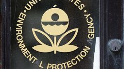 ARCHIVO - El logo de la EPA con la letra A borrada se muestra en el edificio de la agencia en Washington, el 21 de septiembre de 2017. (AP Foto/Pablo Martinez Monsivais, archivo)