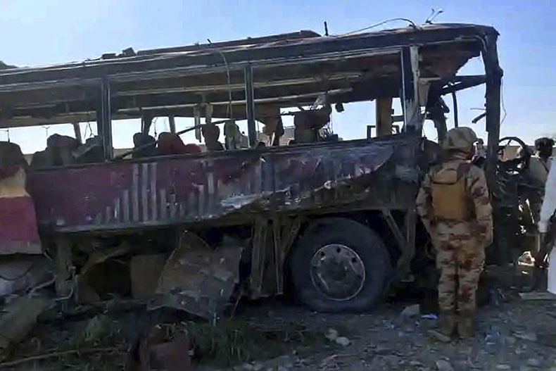 Un soldado inspecciona un autobús dañado en el lugar del atentado suicida en Naushki, en la provincia de Baluchistán en Pakistán, el 16 de marzo del 2025. (AP foto)