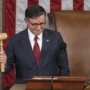 El republicano Mike Johnson, presidente de la Cámara de Representantes, cierra con el mazo después de que él y otros miembros de ese recinto prestaron juramento del cargo el viernes 3 de enero de 2025, en el Capitolio en Washington. (AP Foto/Jacquelyn Martin)