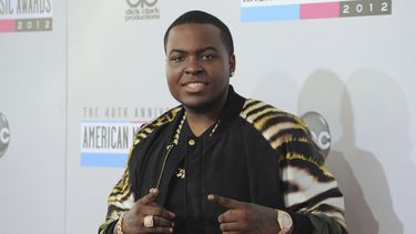 ARCHIVO - Sean Kingston llega al 40 aniversario de los American Music Awards el 18 de noviembre de 2012 en Los Ángeles. La policía especializada allanó la mansión alquilada del rapero Kingston en el sur de Florida el jueves 23 de mayo de 2024 y arrestó a su madre por cargos de fraude y robo que, según un abogado, se deben en parte a la instalación de un televisor enorme en su casa. (Foto Jordan Strauss/Invision/AP, archivo)