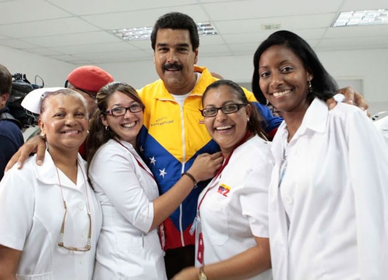 Cada semana una media de quince médicos cubanos intentan fugarse de Venezuela y huir al «mundo capitalista», habitualmente Estados Unidos. En el último año han escapado unos 700 facultativos, en un éxodo agravado por el deterioro de las condiciones económ