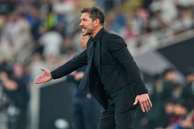 Diego Simeone, técnico del Atlético de Madrid, durante la semifinal contra el Real Madrid en la Supercopa de España, el jueves 8 de enero de 2026, en Yeda, Arabia Saudí. (AP Foto/Altaf Qadri)