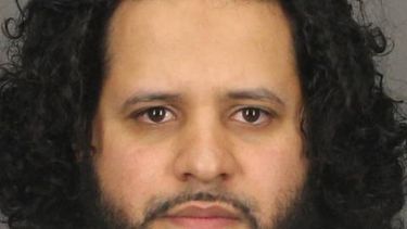 americateve | ARCHIVO- En esta foto del 2 de junio del 2014 prove&iacute;da por la oficina del alguacil del condado Monroe, Nueva York, se ve a Mufid Elfgeeh. Elfgeeh, un ciudadano estadounidense de origen yemen&iacute;, st&aacute; acusado de planear el asesinato de mi