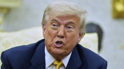El presidente estadounidense Donald Trump habla en una reunión con el príncipe heredero de Bahréin, Salman bin Hamad Al Khalifa, en el Despacho Oval de la Casa Blanca, el miércoles 16 de julio de 2025, en Washington. (AP Foto/Alex Brandon)
