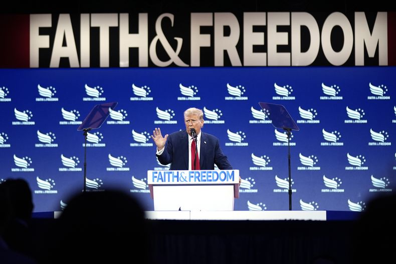 El expresidente Donald Trump habla en la conferencia Road to Majority (Camino a la Mayoría), el sábado 22 de junio de 2024, en Washington. El letrero dice: Fe y libertad. (AP Foto/Manuel Balce Ceneta)