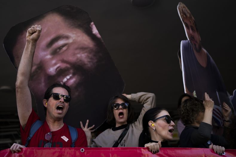 Manifestantes sostienen fotos de rehenes israelíes retenidos en la Franja de Gaza durante una protesta reclamando su liberación del cautiverio de Hamás, en Tal Aviv, Israel, el jueves 6 de marzo de 2025. (AP Foto/Oded Balilty)