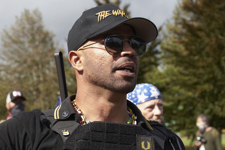 ARCHIVO - Enrique Tarrio, líder de la milicia de ultraderecha Proud Boys, habla en un acto en Delta Park en Portland, Oregon, 26 de de setiembre de 2020. Proud Boys leader Enrique Tarrio speaks at a rally in Delta Park on Sept. 26, 2020, in Portland, Ore. (AP Foto/Allison Dinner, File)