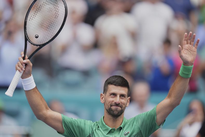 Novak Djokovic saluda al público tras derrotar a Grigor Dimitrov en las semifinales del Abierto de Miami, el viernes 28 de marzo de 2025, en Miami Gardens, Florida. (AP Foto/Rebecca Blackwell)