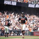Heliot Ramos, derecha, de los Gigantes de San Francisco, corre rumbo al plato después de que su compañero Casey Schmitt bateara un jonrón de tres carreras en la sexta entrada del juego de béisbol de Grandes Ligas contra los Rockies de Colorado, el sábado 11 de julio de 2026, en San Francisco. (AP Foto/Thien-An Truong)