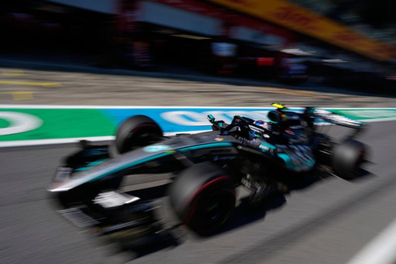 El piloto de Mercedes, George Russell de Gran Bretaña, conduce su monoplaza durante la sesión de clasificación previa al Gran Premio de Austria de Fórmula 1, en Spielberg, Austria, el sábado 27 de junio de 2026. (Foto AP/Darko Bandic/Pool)