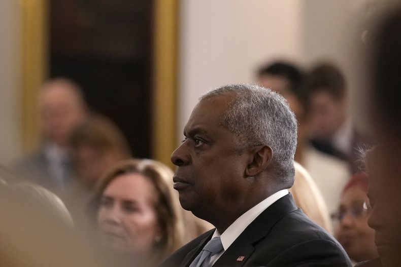 El secretario de Defensa, Lloyd Austin, escucha el discurso del presidente Joe Biden sobre política Exterior, el lunes 13 de enero de 2025, en Washington. (AP Foto/Susan Walsh)