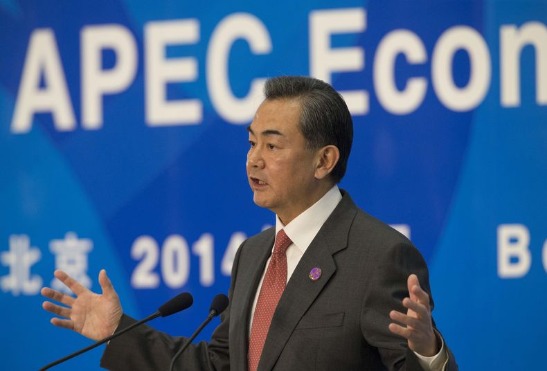 El ministro de Exteriores chino, Wang Yi, gesticula durante una conferencia de prensa en encuentros relacionados con la cumbre de Cooperaci&oacute;n Econ&oacute;mica Asia Pac&iacute;fico (APEC) en el Centro Nacional de Convenciones de China, en la capital