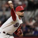 Nathan Eovaldi, de los Rangers de Texas, lanza en su apertura ante los Yanquis de Nueva York, el sábado 29 de abril de 2023 (AP Foto/Sam Hodde)