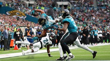 El tight end Brenton Strange (85) de los Jaguars de Jacksonville gira en el aire al quedarse corto de alcanzar la zona de anotación de los Eagles de Filadelfia, el domingo 11 de octubre de 2026. (AP Foto/Ian Walton)