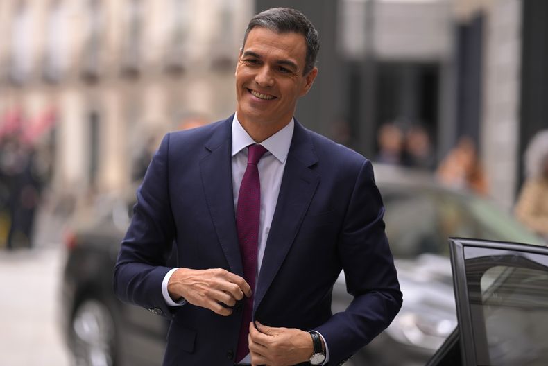 El presidente del gobierno español en funciones, Pedro Sánchez, llega al debate de investidura en el Congreso de los Diputados, el miércoles 15 de noviembre de 2023, en Madrid. (AP Foto/Manu Fernández)