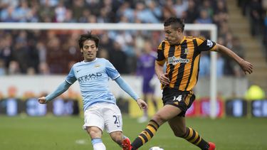 americateve | El delantero de Manchester City David Silva, izq., disputa la pelota con el defensor de Hull city, Jake Livermore, en partido de la Liga Premier en Hull el s&aacute;bado 15 de marzo del 2014. Silva anot&oacute; uno de los goles con que su equipo gan&oacut