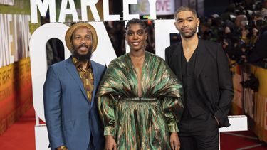 Ziggy Marley, de izquierda a derecha, Lashana Lynch y Kingsley Ben-Adir posan en la premiere de la película Bob Marley: One Love en Londres, el martes 30 de enero de 2024. (Foto Vianney Le Caer/Invision/AP)