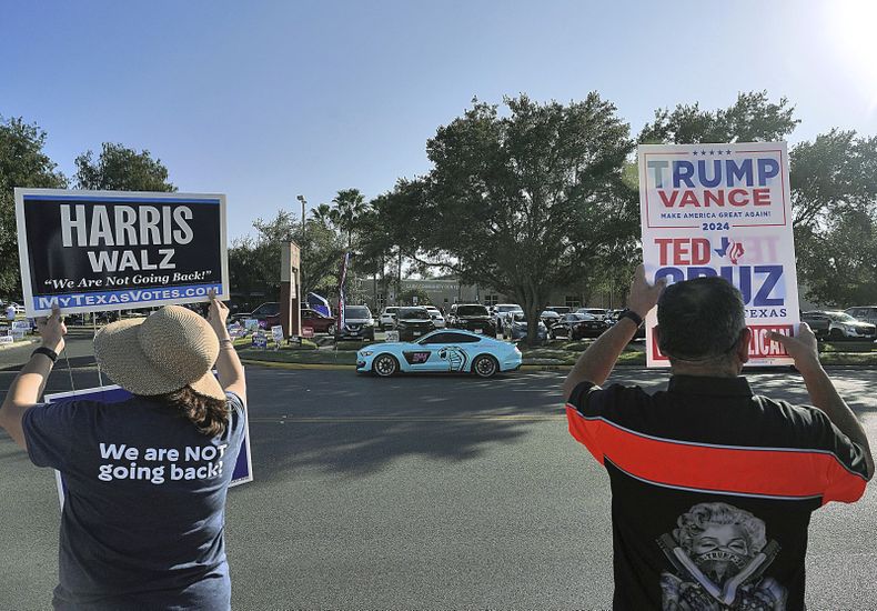 ARCHIVO - Simpatizantes de la candidata presidencial demócrata, la vicepresidenta Kamala Harris, y del candidato presidencial republicano, el expresidente Donald Trump, hacen campaña a las puertas de un colegio electoral, el 5 de noviembre de 2024, en McAllen, Texas. (Joel Martinez/The Monitor via AP, Archivo/The Monitor via AP)