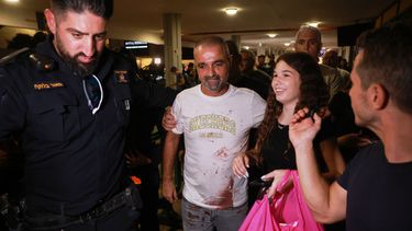 El pasajero israelí Yaniv Hayoun, con manchas de sangre en su camisa, y que iba a bordo del avión de FlyDubai que aterrizó de emergencia en Arabia Saudí, es recibido en la sala de llegadas del Aeropuerto Internacional Ben Gurion, cerca de Tel Aviv, Israel, el miércoles 30 de septiembre de 2026. (AP Foto/Tomer Appelbaum)