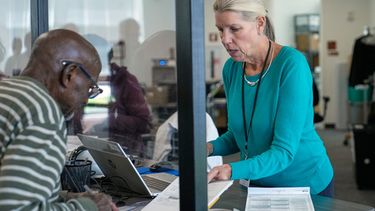 Debbie Lewis, a la derecha, quien recibe votos anticipados, le entrega su boleta a Eddie Johnson, el miércoles 7 de octubre de 2026, en Cleveland. (AP Foto/Sue Ogrocki)