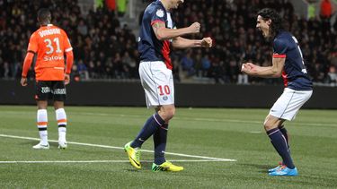 americateve | El sueco Zlatan Ibrahimovic (centro) y su compa&ntilde;ero uruguayo del Par&iacute;s Saint-Germain, Edinson Cavani, festejan el gol, en un partido de la liga francesa contra el Lorient, el viernes 21 de marzo de 2014 (AP Foto/David Vincent)