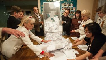 americateve | Integrantes de un comit&eacute; electoral vac&iacute;an una urna donde se depositaron votos en Donetsk, Ucrania, el domingo 11 de mayo de 2014. Votantes de dos regiones insurgentes ucranianas sufragaron el domingo para demandar mayor autonom&iacute;a de l