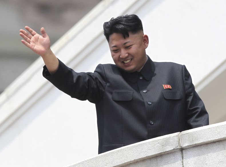 En esta foto del 27 de julio del 2013 se ve al l&iacute;der norcoreano Kim Jong Un en Pyongyang. Foto (AP/Wong Maye-E, Archivo)