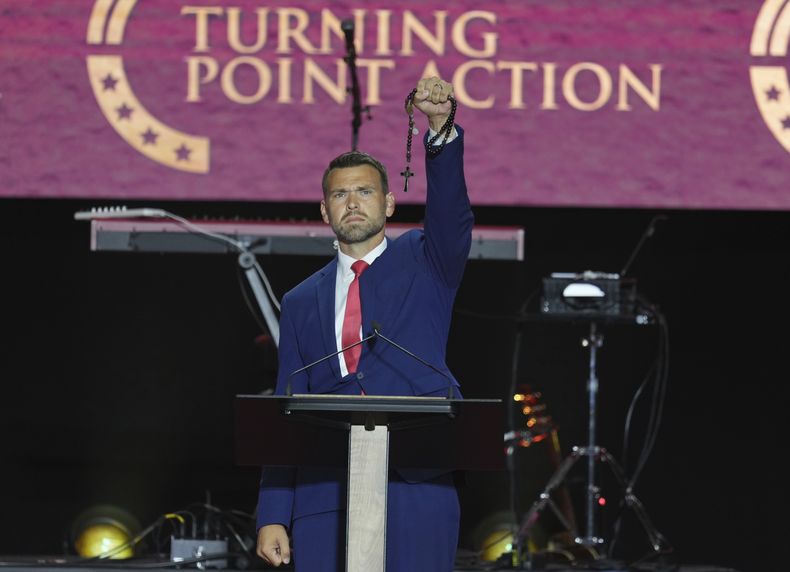 Jack Posobiec habla en un homenaje a Charlie Kirk, el domingo 21 de septiembre de 2025, en el State Farm Stadium en Glendale, Arizona. (Foto AP/Ross D. Franklin)