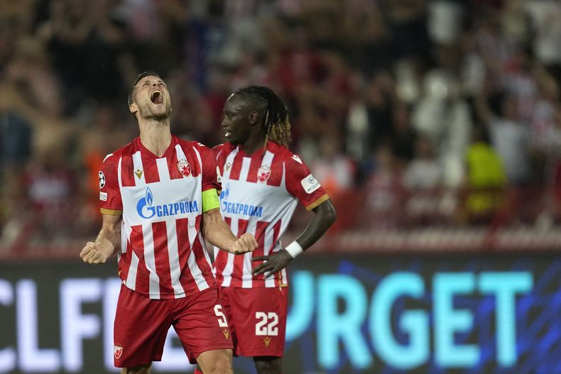 Uros Spajic (izquierda) y Dalcio Gomes de Estrella Roja de Belgrado celebran la victoria ante Bodo Glimt en los playoffs de la Liga de Campeones, el miércoles 28 de agosto de 2024. (AP Foto/Darko Vojinovic)