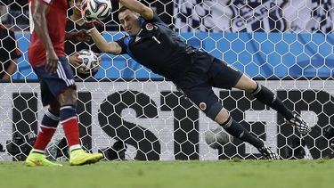 americateve | En esta foto del 4 de julio del 2014 se ve al arquero colombiano David Ospina en acci&oacute;n contra Brasil en la Copa Mundial en Fortaleza, Brasil. Ospina pasa al Arsenal de la Liga Premier. (AP Foto/Andre Penner, Archivo)