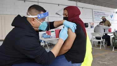 estados unidos aplico 4,5 millones de dosis de vacunas contra el covid-19 en un dia