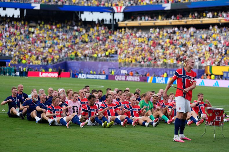 El delantero noruego Erling Haaland lidera la celebración vikinga tras vencer 2-1 a Brasil en los octavos de final del Mundial, el domingo 5 de julio de 2026, en East Rutherford, Nueva Jersey. (AP Foto/Frank Franklin II)