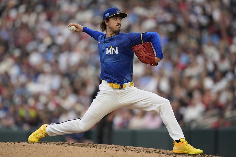 Joe Ryan, abridor de los Mellizos de Minnesota, hace un pitcheo en el juego ante los Piratas de Pittsburgh, el viernes 11 de julio de 2025 (AP Foto/Abbie Parr)