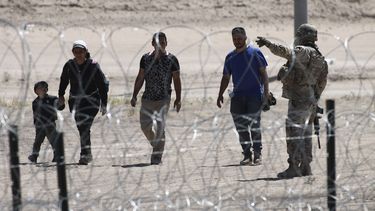 Migrantes esperan a las autoridades estadounidenses en la frontera entre EEUU y México, visto desde Ciudad Juárez, México, el miércoles 10 de mayo de 2023. (AP Foto/Christian Chávez, Archivo)