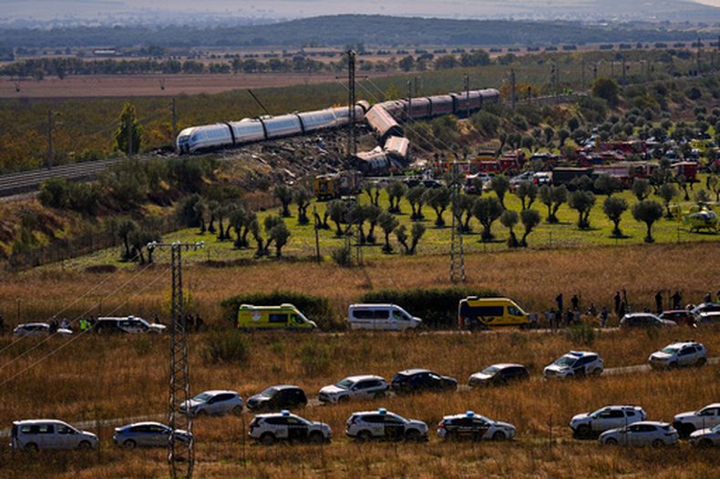 Vista del lugar donde se produjo un choque entre dos trenes cerca de Urda, en el centro de España, el 28 de octubre de 2026. (AP Foto/Manu Fernández)