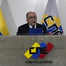 Pedro Calzadilla, presidente del Consejo Nacional Electoral (CNE), en el centro, anuncia la renuncia de miembros de la junta del consejo en Caracas, Venezuela, el jueves 15 de junio de 2023. (AP Foto/Ariana Cubillos)