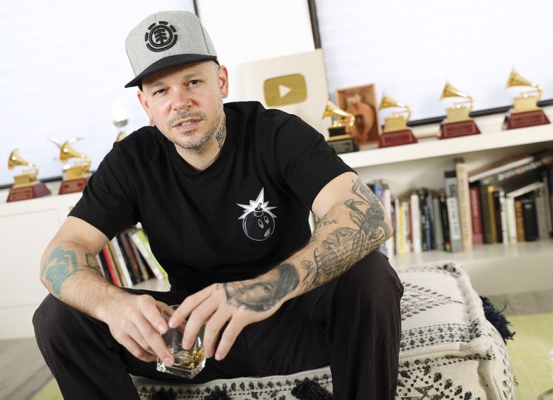 ARCHIVO - El músico y realizador René Pérez Joglar, conocido profesionalmente como Residente, posa en Nueva York en una fotografía del 12 de julio de 2019. Residente lanzó su segundo álbum solista “Las letras ya no importan” el 22 de febrero de 2024. (Foto Brian Ach/Invision/AP, Archivo)